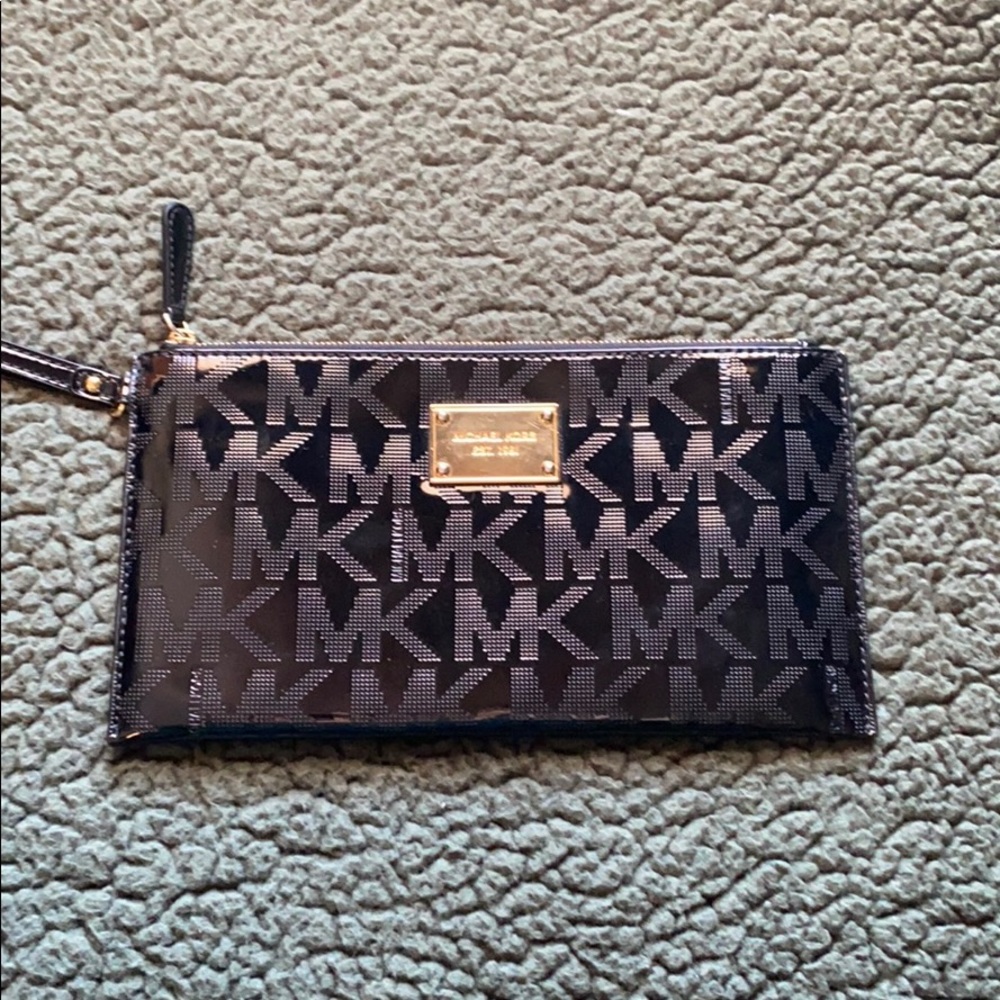 CLOSET CLOSING! Black Michael Kors wristlet